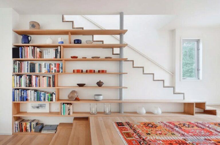 Cầu thang cùng kệ sách cho phòng khách hiện đại đơn giản