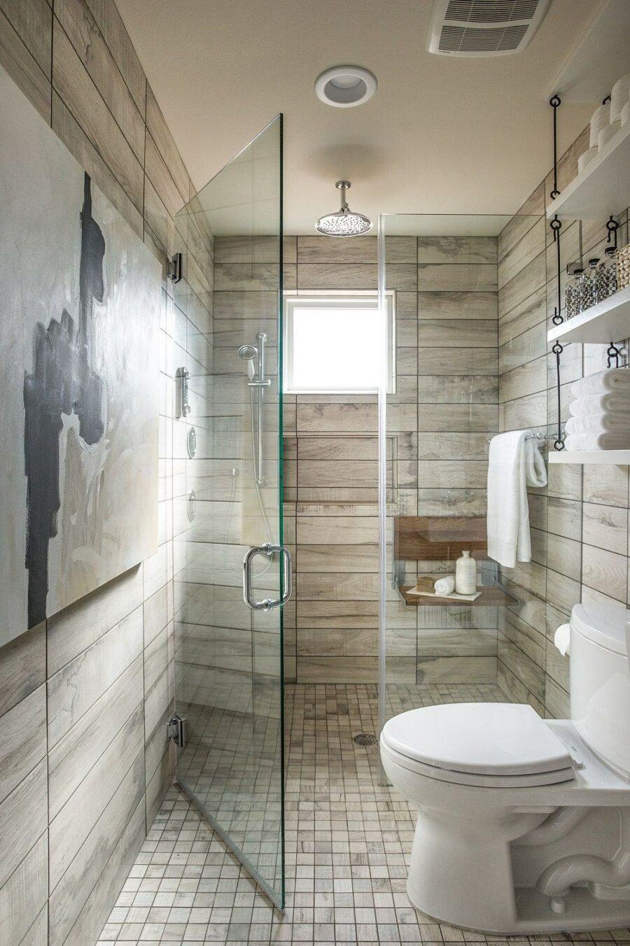 Phòng tắm sử dụng gạch vân gỗ sáng, sạch
